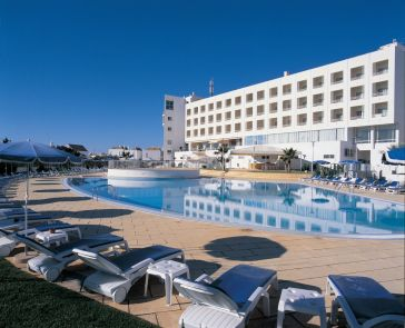Отель, гостиница в Тавире, Португалия, 9 500 м2 - фото 1