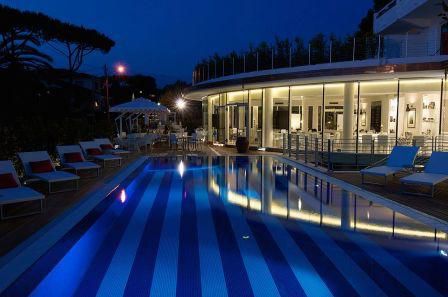 Отель, гостиница в Марина ди Пьетрасанта, Италия, 1 450 м2 - фото 1