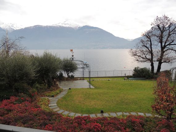 Вилла у озера Комо, Италия, 300 м2 - фото 1