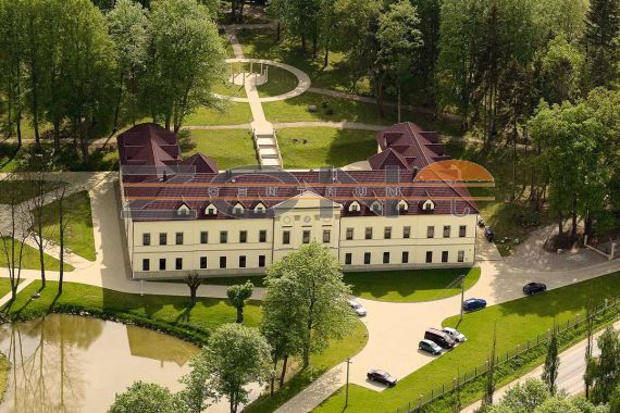 Замок в Карловых Варах, Чехия, 3 735 м2 - фото 1