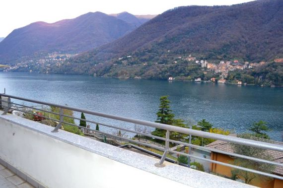Вилла у озера Комо, Италия, 300 м2 - фото 1