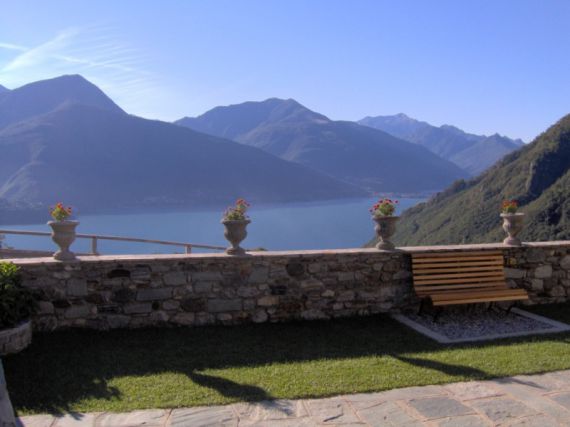 Вилла у озера Комо, Италия, 370 м2 - фото 1