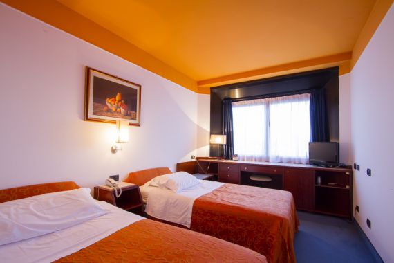 Отель, гостиница Римини-Марке, Италия, 1 120 м2 - фото 1