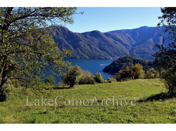 Земля у озера Комо, Италия - фото 1