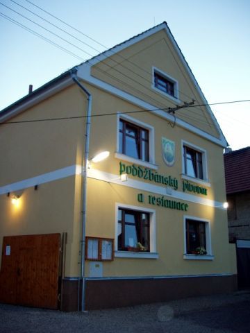 Коммерческая недвижимость Среднечешский край, Чехия, 1 050 м2 - фото 1