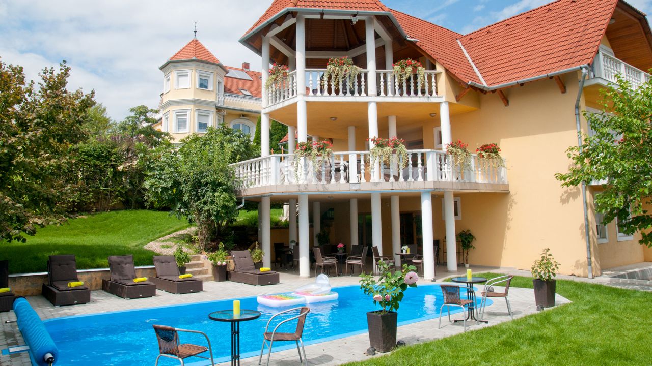 Коммерческая недвижимость в Хевизе, Венгрия, 360 м2 - фото 1