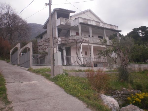 Дом в Тивате, Черногория, 320 м2 - фото 1