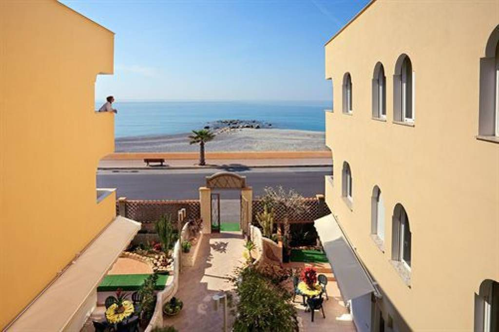 Отель, гостиница в Вентимилье, Италия, 530 м2 - фото 1