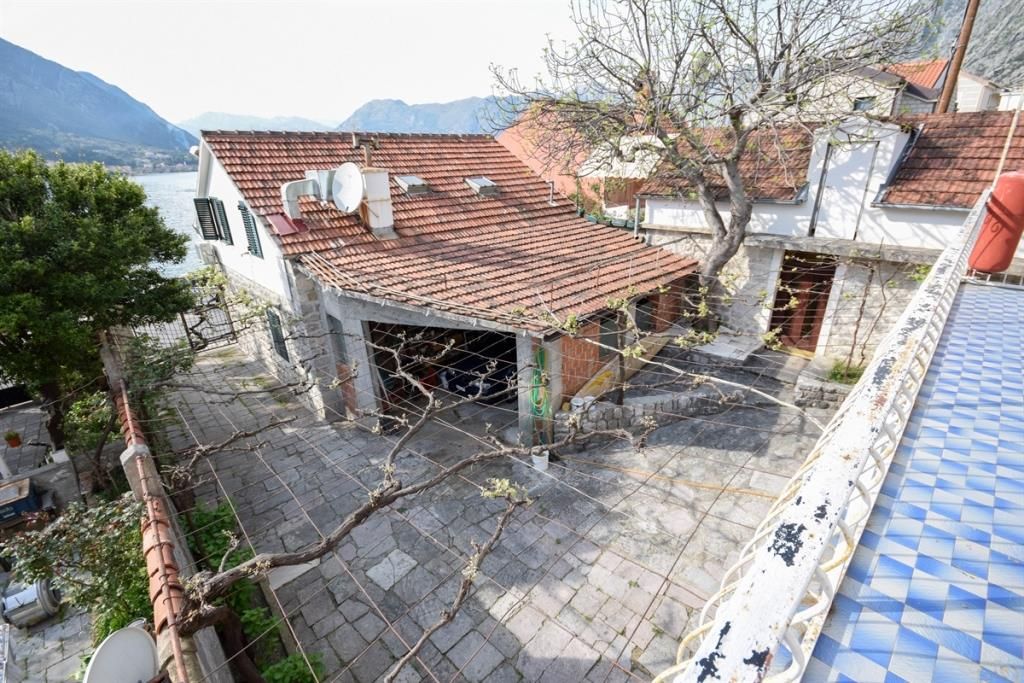 Дом в Доброте, Черногория, 250 м2 - фото 1