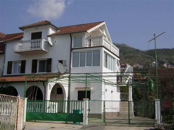 Дом в Тивате, Черногория, 200 м2 - фото 1