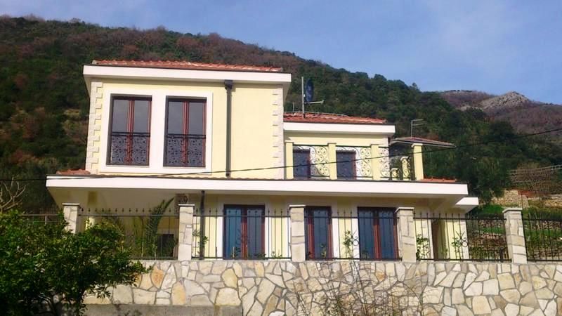 Дом в Херцег-Нови, Черногория, 245 м2 - фото 1