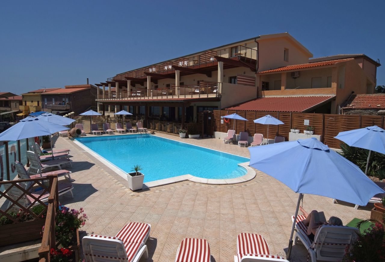 Отель, гостиница в Изола Росса, Италия, 2 500 м2 - фото 1