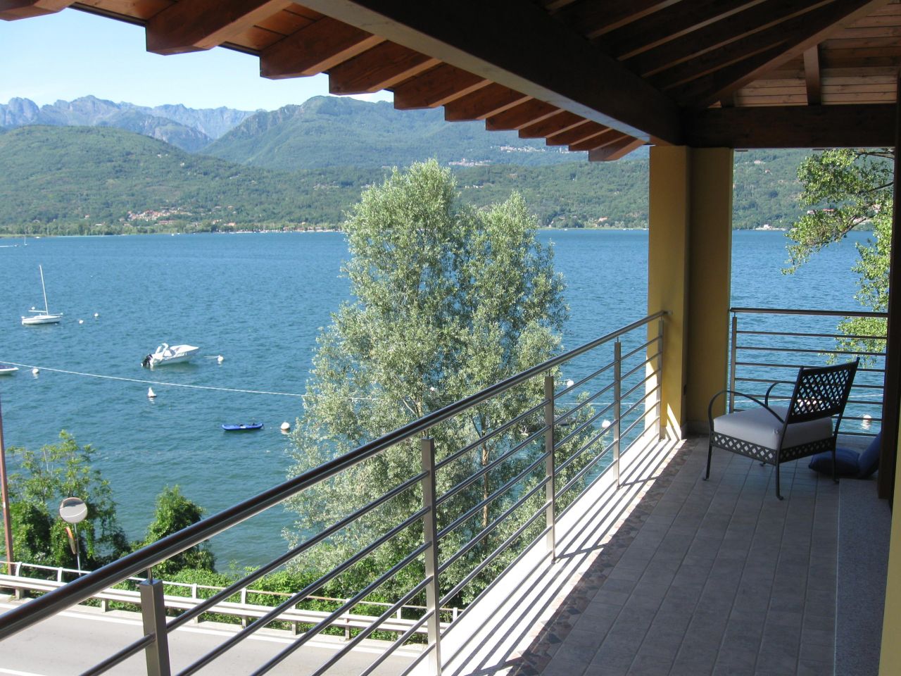 Вилла у озера Маджоре, Италия, 255 м2 - фото 1