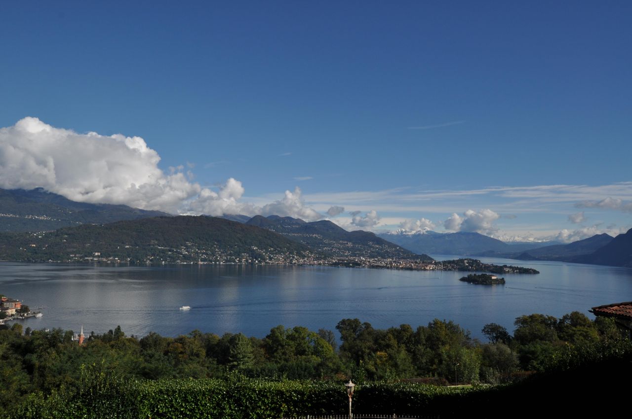 Вилла у озера Маджоре, Италия, 450 м2 - фото 1