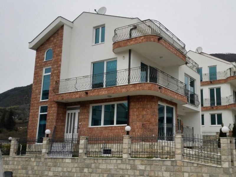 Дом в Херцег-Нови, Черногория, 290 м2 - фото 1