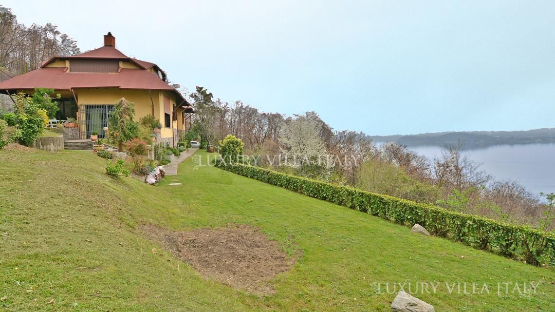 Дом у озера Маджоре, Италия, 520 м2 - фото 1