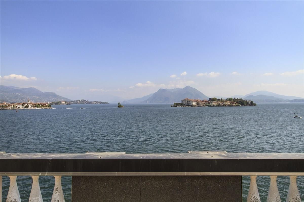 Отель, гостиница Озеро Маджоре, Италия, 758 м2 - фото 1