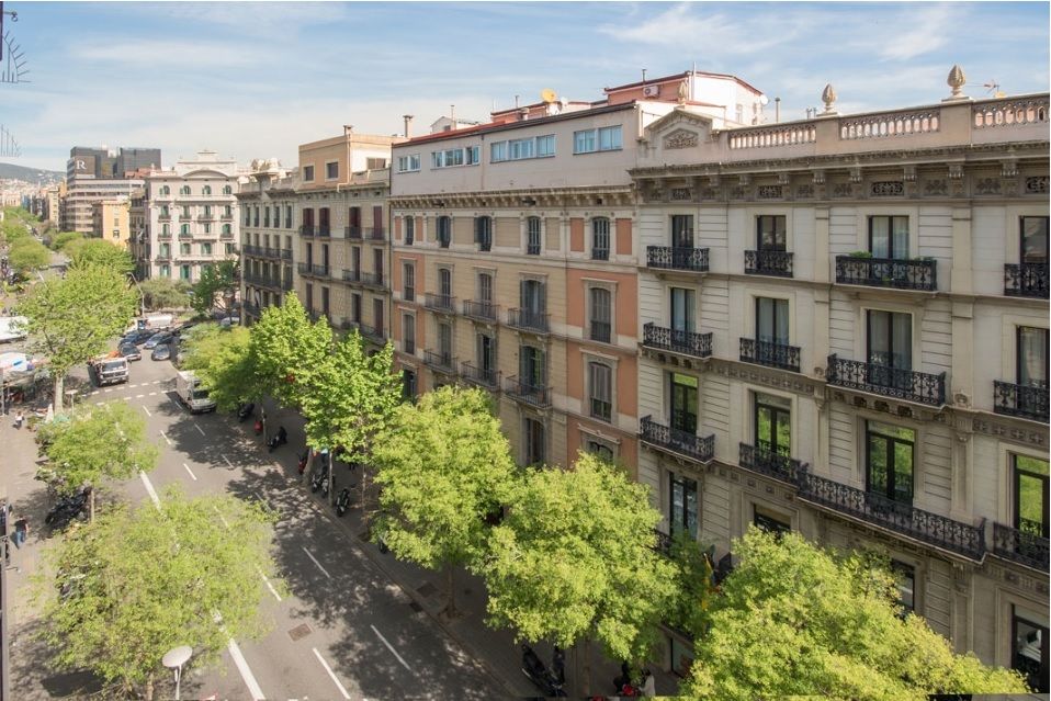 Коммерческая недвижимость в Барселоне, Испания, 2 083 м2 - фото 1