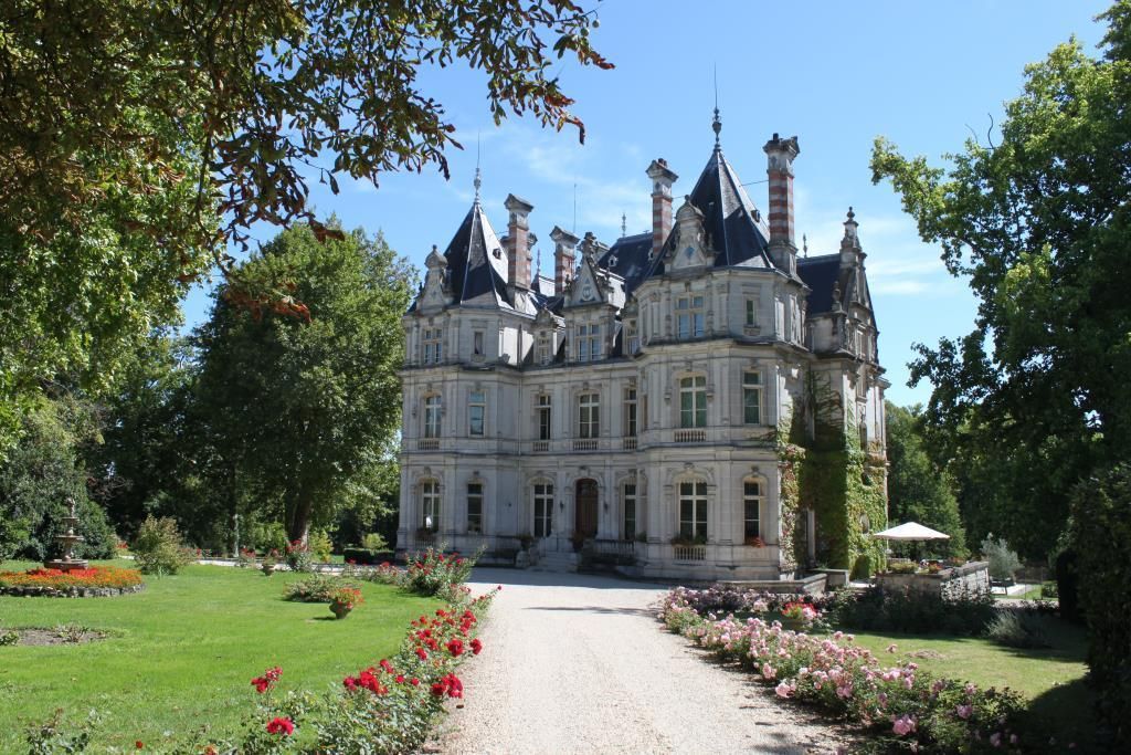 Замок в Шаранте, Франция, 1 255 м2 - фото 1