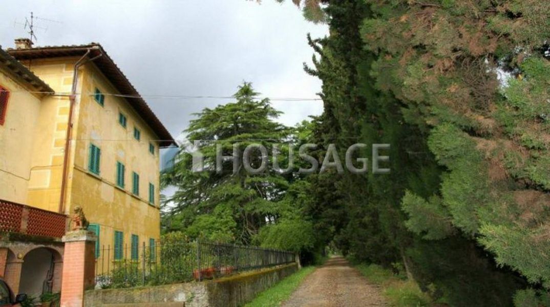 Коммерческая недвижимость в Сиене, Италия, 2 000 м2 - фото 1