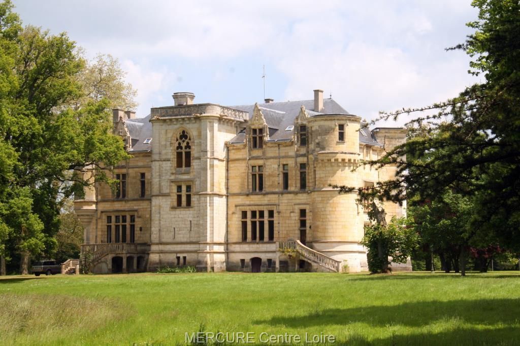 Замок в землях Луары, Франция, 1 050 м2 - фото 1