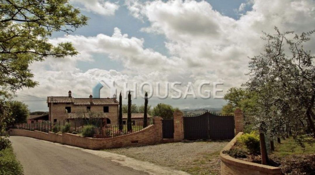 Дом в Ареццо, Италия, 430 м2 - фото 1