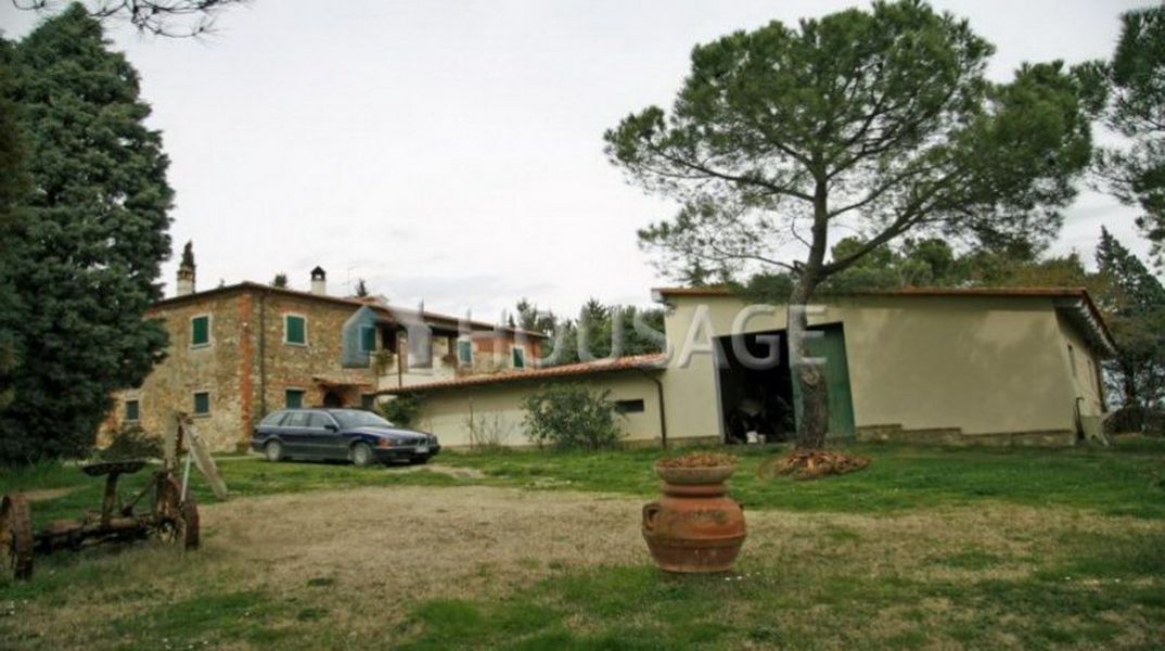 Дом в Ареццо, Италия, 460 м2 - фото 1