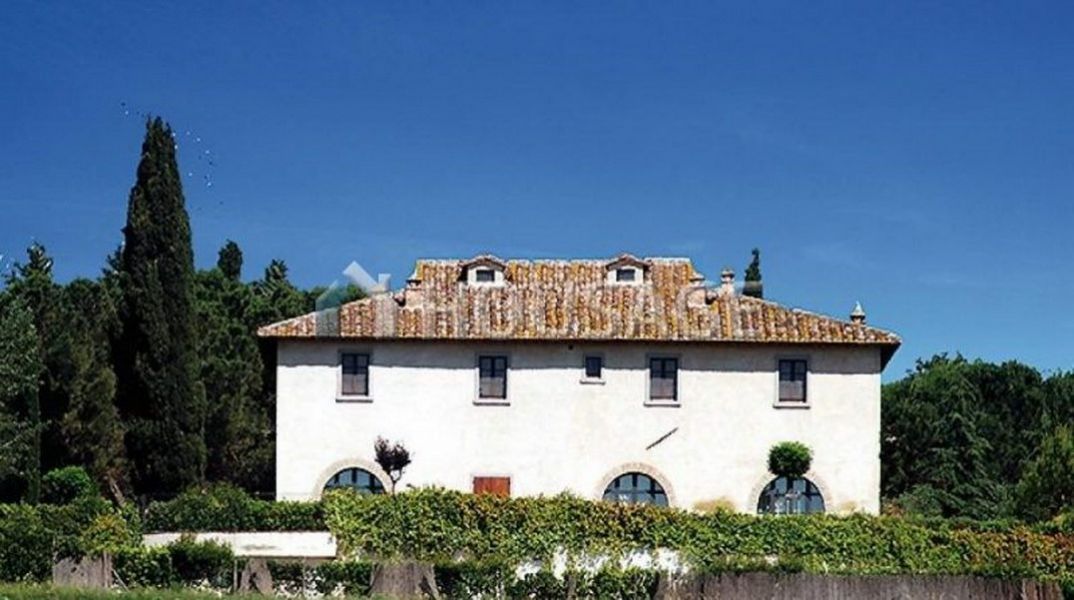 Дом в Ареццо, Италия, 920 м2 - фото 1