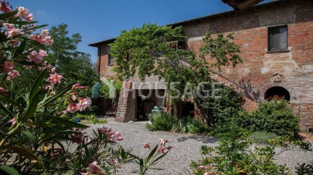 Дом в Перудже, Италия, 400 м2 - фото 1