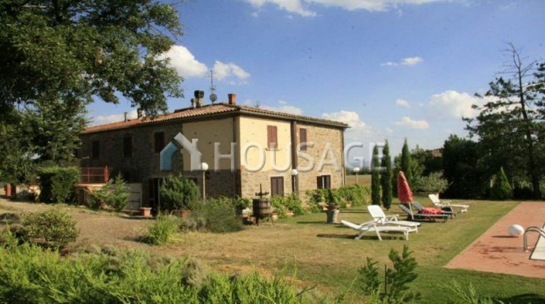Дом в Ареццо, Италия, 748 м2 - фото 1