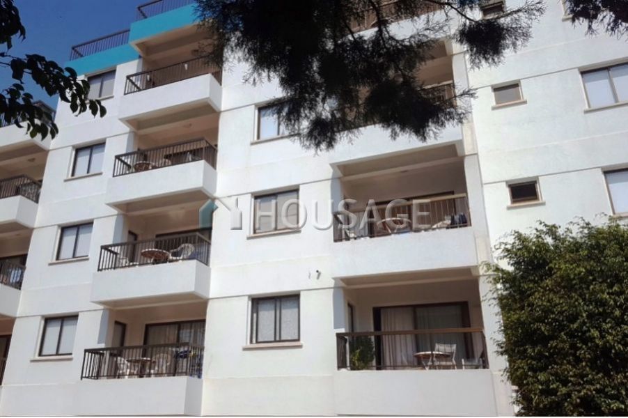 Коммерческая недвижимость в Ларнаке, Кипр, 1 100 м2 - фото 1