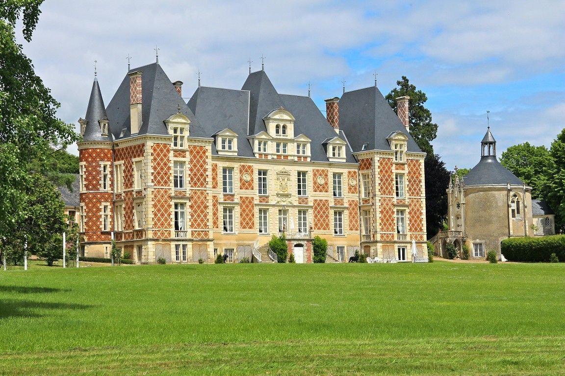 Замок в Туре, Франция, 1 200 м2 - фото 1