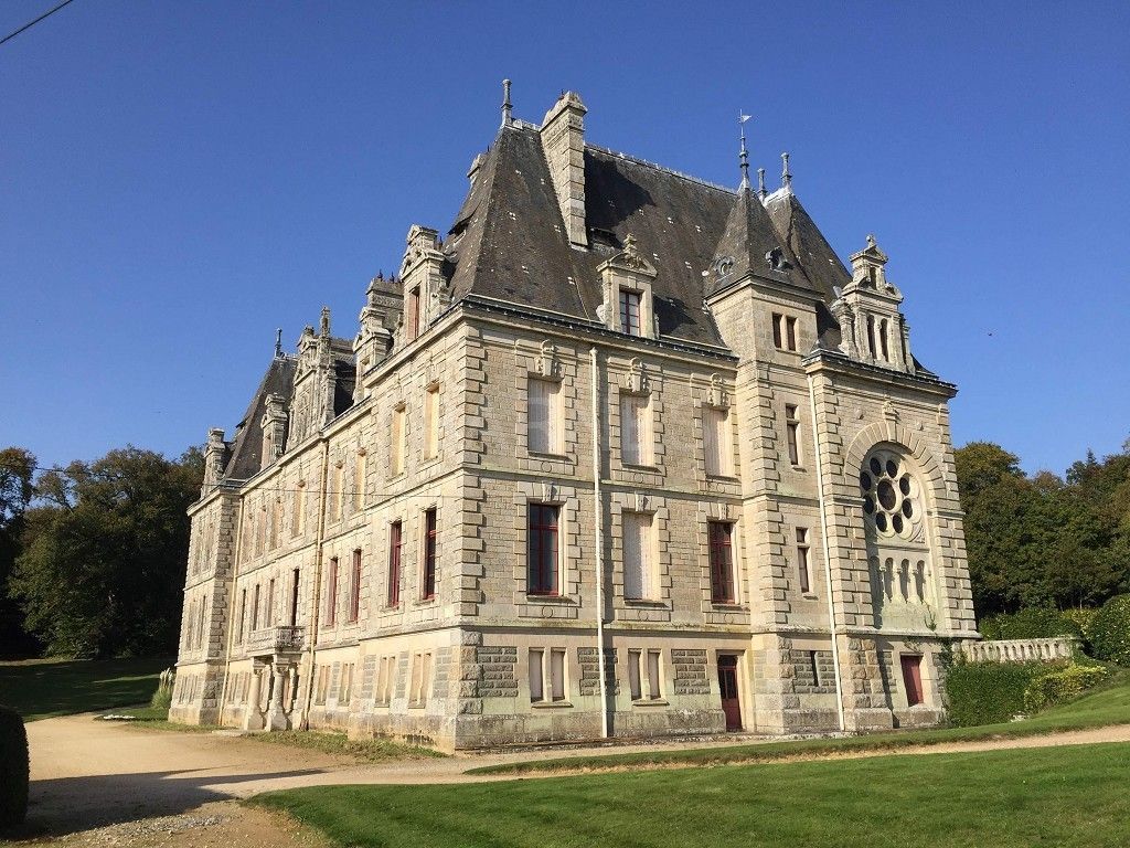 Замок в Карантуаре, Франция, 3 000 м2 - фото 1