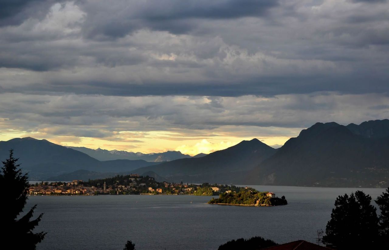 Вилла у озера Маджоре, Италия, 600 м2 - фото 1