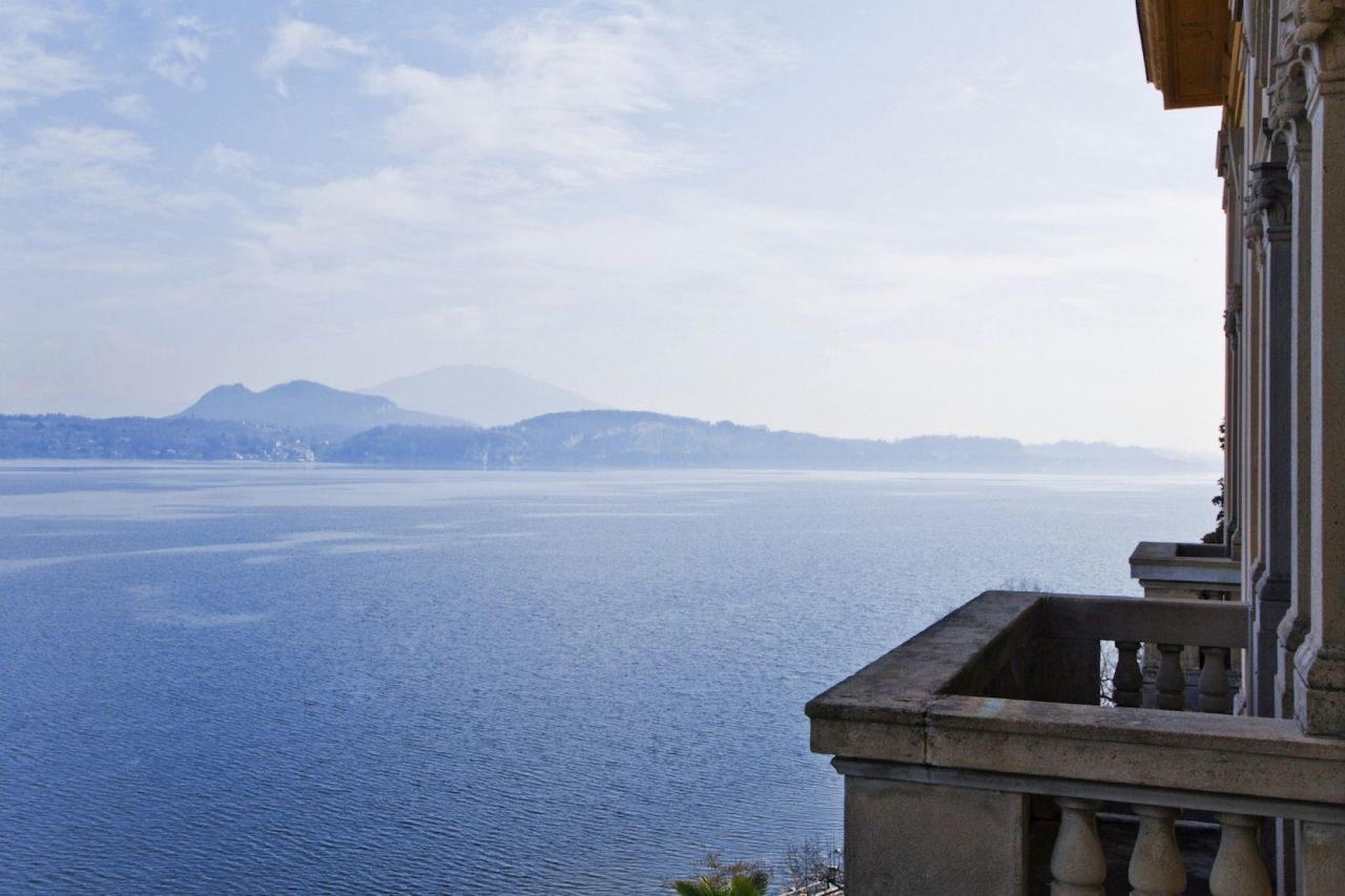 Вилла у озера Маджоре, Италия, 1 120 м2 - фото 1