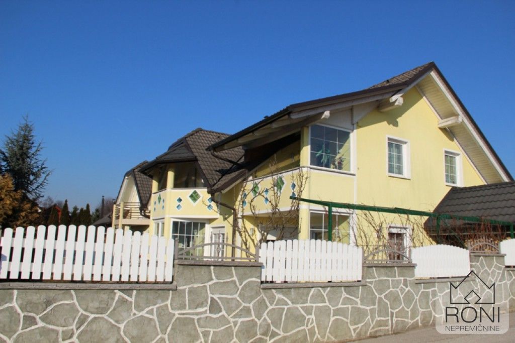Дом в Гросупле, Словения, 200 м2 - фото 1