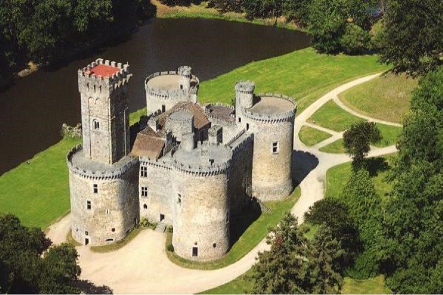 Замок в Лимузене, Франция, 2 500 м2 - фото 1