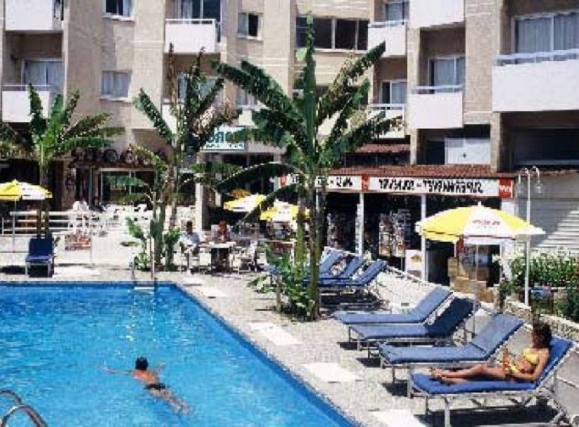Коммерческая недвижимость в Ларнаке, Кипр, 1 500 м2 - фото 1
