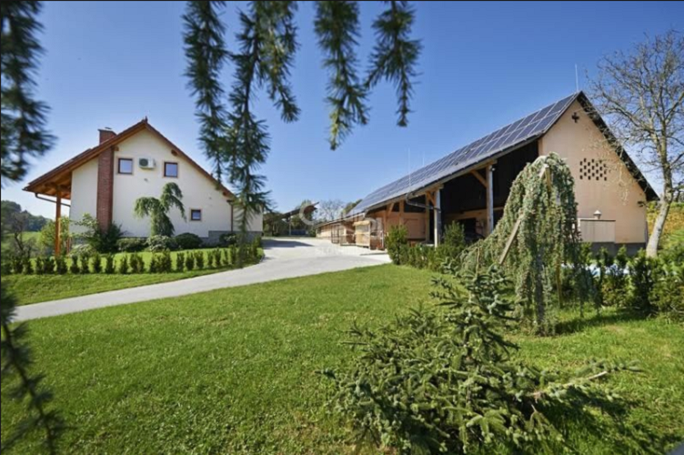 Коммерческая недвижимость в Словенске-Конице, Словения, 1 050 м2 - фото 1