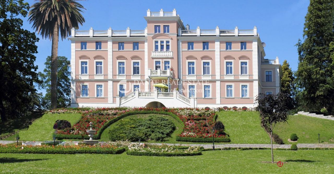 Замок в Каннах, Франция, 1 800 м² - фото 1