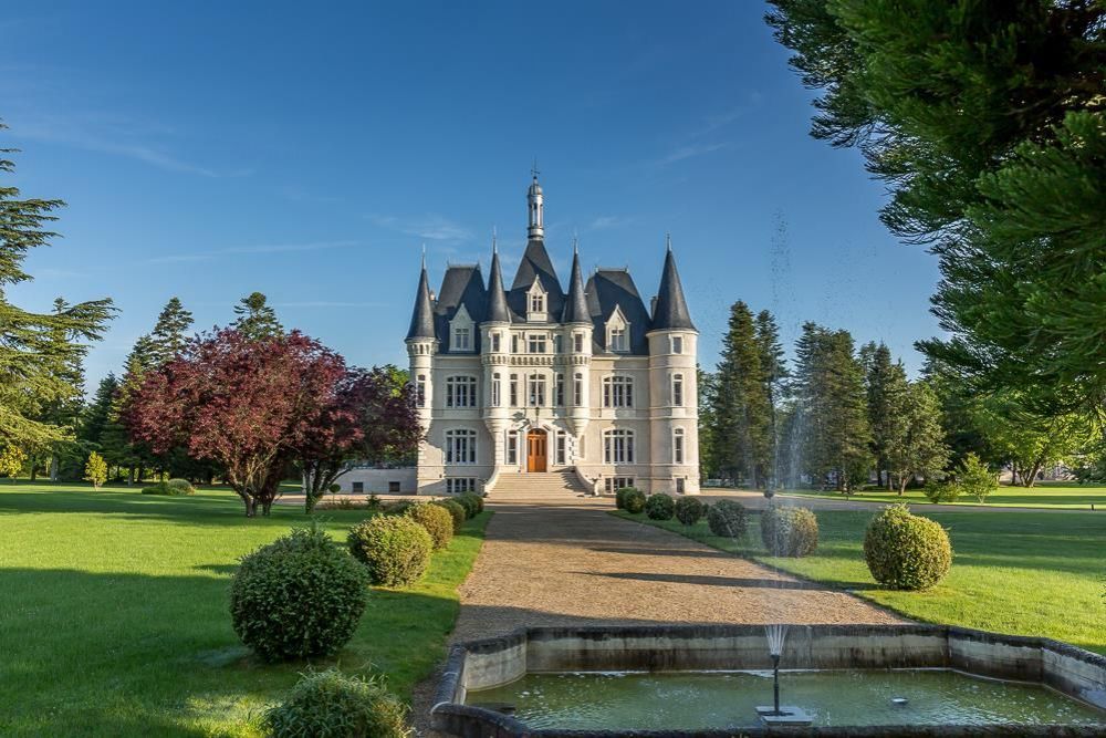 Замок в Шаранте, Франция, 900 м2 - фото 1