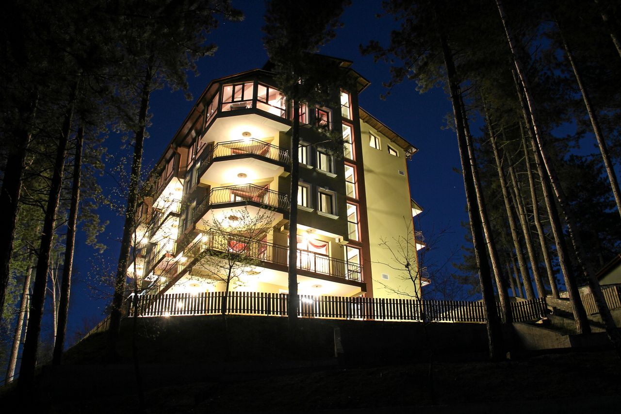 Отель, гостиница в Кырджали, Болгария, 1 600 м2 - фото 1