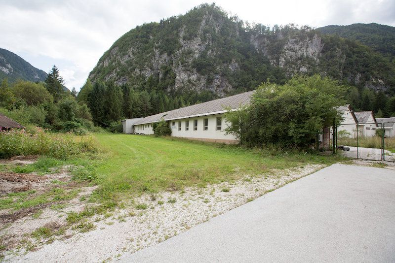 Коммерческая недвижимость в Есенице, Словения, 1 287 м2 - фото 1