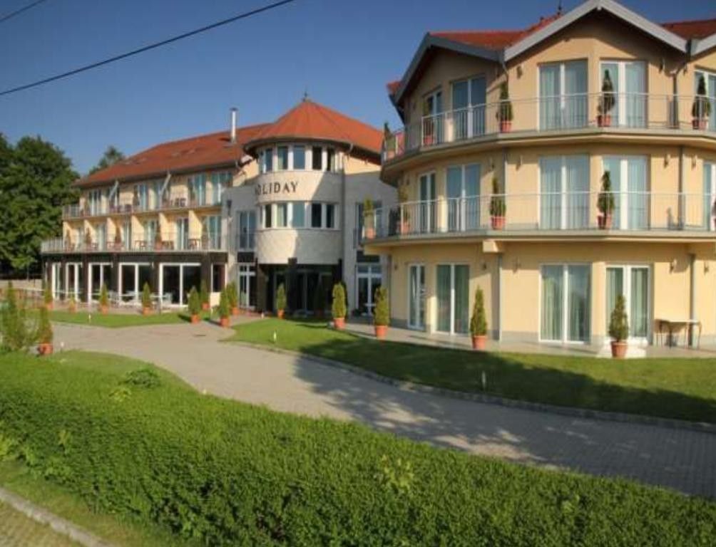 Отель, гостиница Balatonszárszó, Венгрия, 6 050 м2 - фото 1