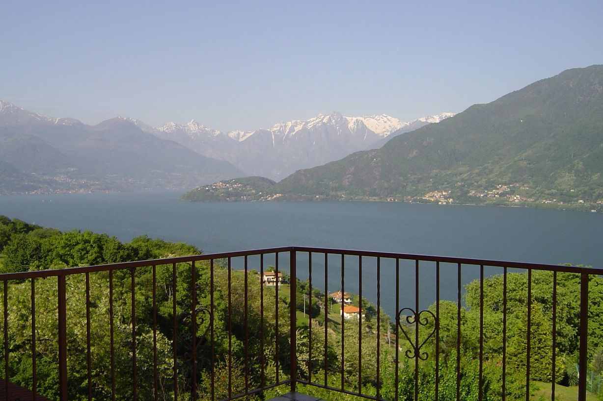 Дом у озера Комо, Италия, 230 м2 - фото 1