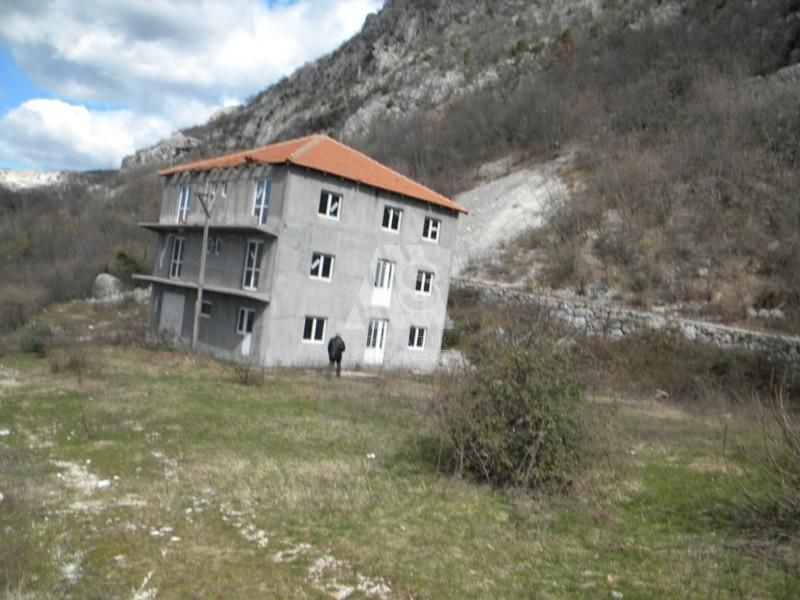 Дом в Никшиче, Черногория, 360 м2 - фото 1