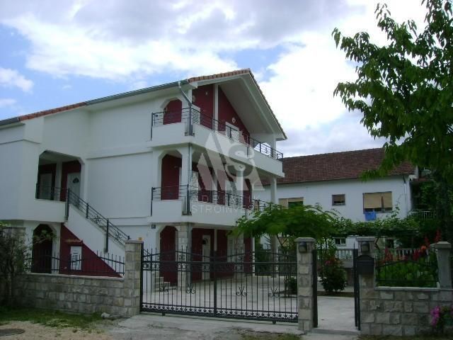 Дом в Тивате, Черногория, 228 м2 - фото 1