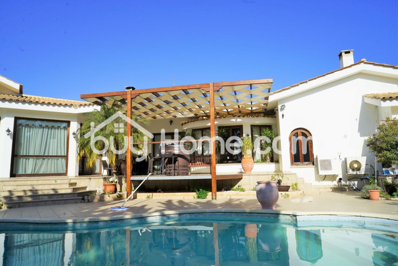 Дом в Ларнаке, Кипр, 400 м2 - фото 1