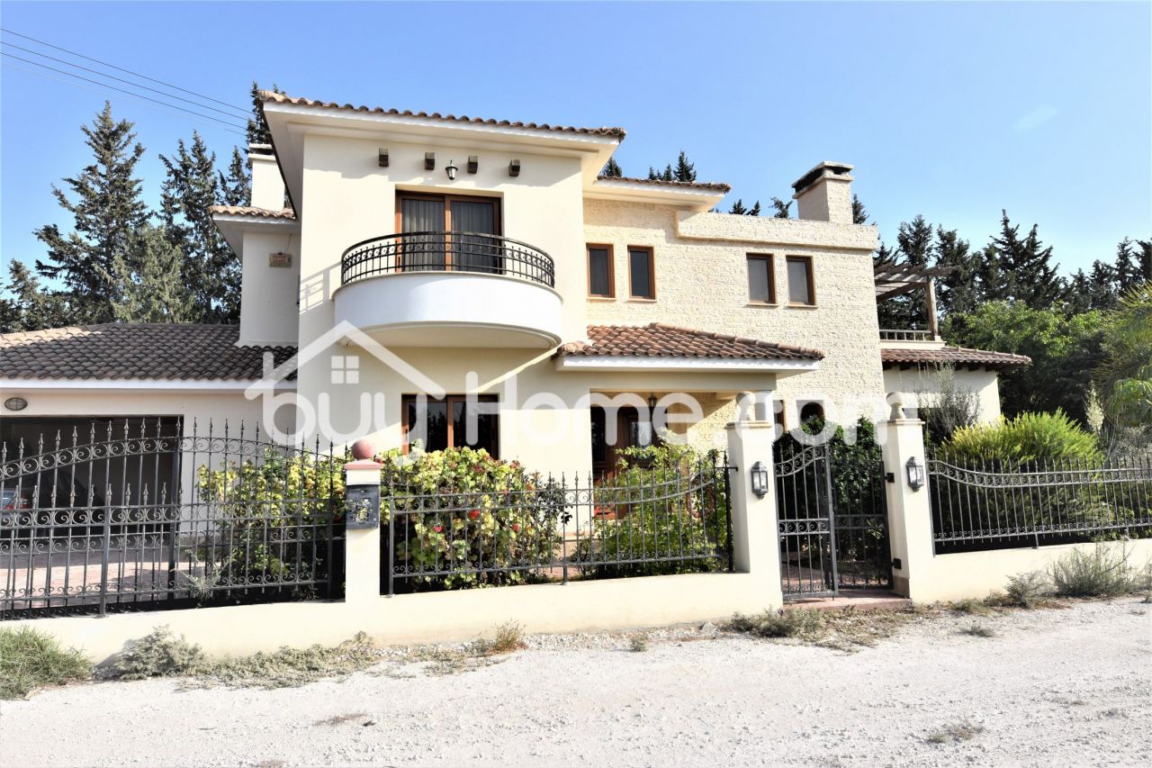 Дом в Ларнаке, Кипр, 380 м2 - фото 1