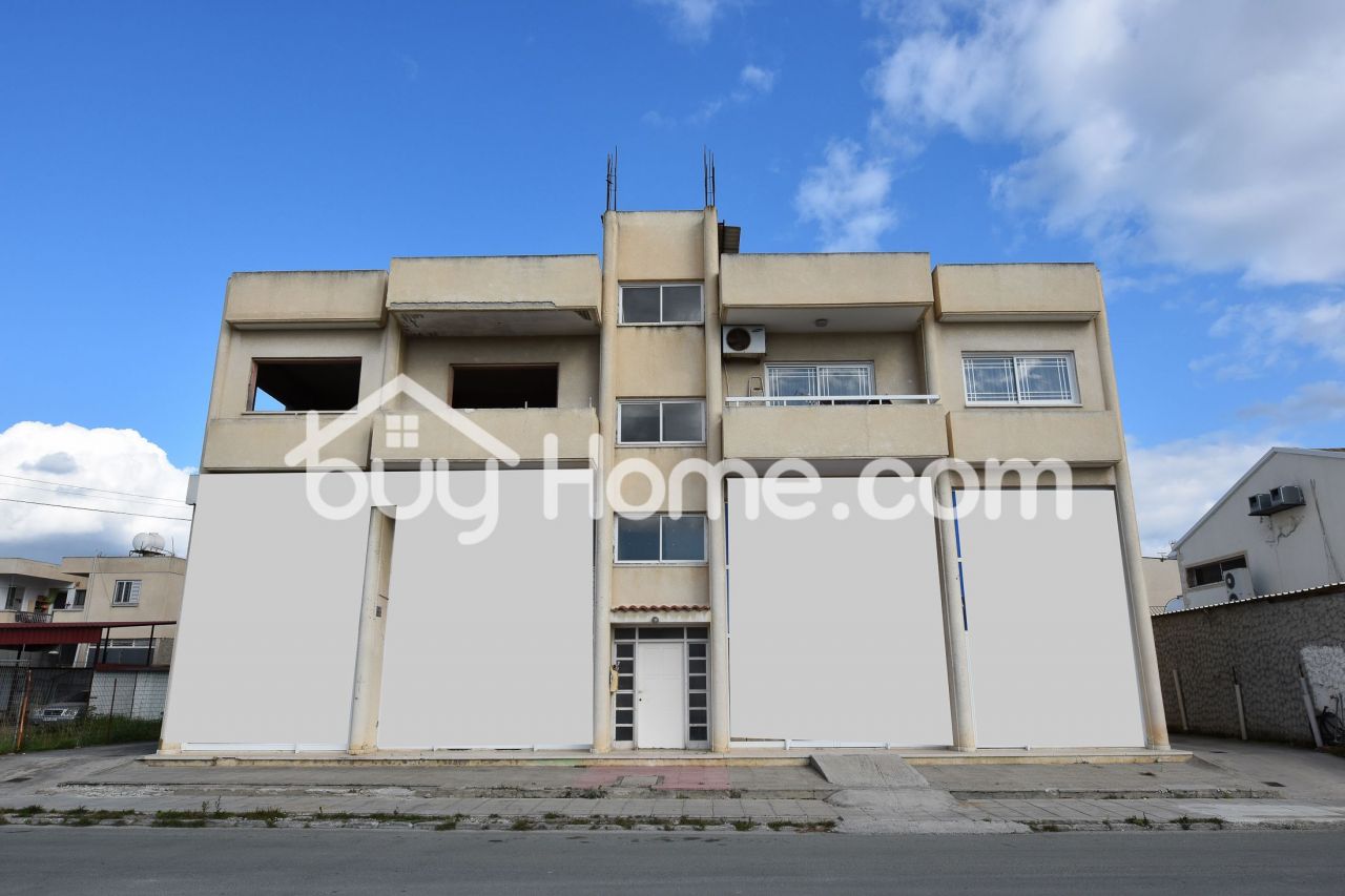 Коммерческая недвижимость в Ларнаке, Кипр, 400 м2 - фото 1